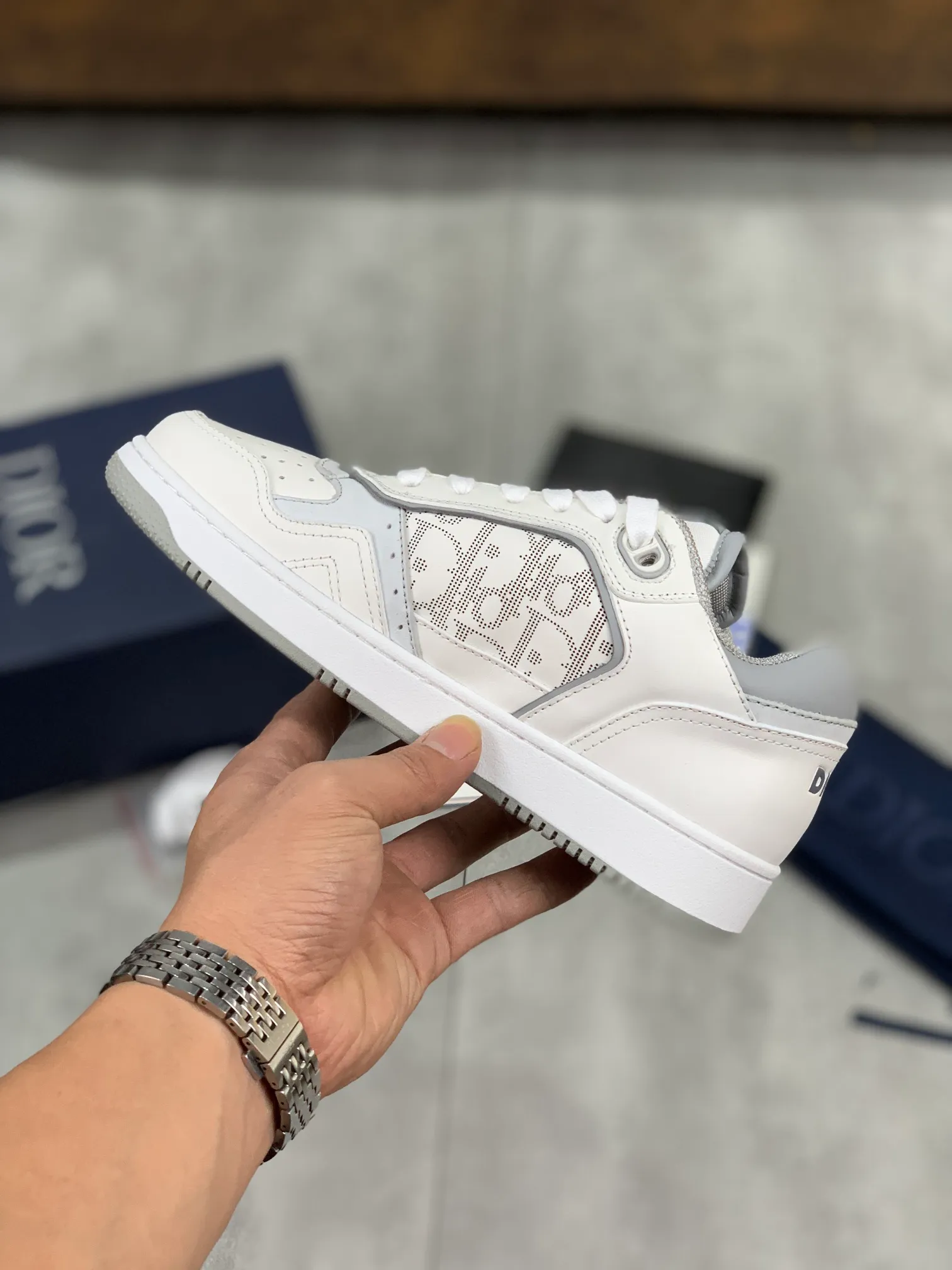 👟👟Ex-factory price 480👟👟 The latest popular casual sports shoes for couples in the Dior B27 series. It took more than three months to finally reproduce it perfectly. We made every detail exactly the same as the original. We decisively keep our own styles when shipping. How can beauties and handsome guys who like sports not keep their own styles? With multiple craftsmanship, this low-cut sneaker newly launched this season is one of the flagship styles of the series. Dior B27 sneakers, original version 7800👟👟 Purchased in early spring, new presbyopic sneakers. A favorite among major celebrities and Internet celebrities. The on-foot effect is very nice. The B27 sneakers are made by Italian craftsmen. They have distinct layers and a unique three-dimensional effect, showing a modern and elegant style, comparable to Dior Internal stretch details provide ideal comfort and can be paired with a variety of casual looks. Shows fashionable and modern sports style. Original imported Italian silk cowhide stitched with embroidered letters lining and feet, original imported breathable double-layer mesh, original customized T👟👟factory price U two-color outsole. We all follow the original binding process, one last for each yard, and the yardage is accurate. On the surface it seems simple and has no technical content, but in fact it is quite a test of the technical operation of the master Luo Di. The market's top quality is welcome to compare, any details are unconditional 👟👟Ex-factory price K. There are pictures and the truth. Today's Internet celebrities and foreign stars are buying it one after another! Fully responsible for dressing in spring, summer, autumn and winter. CD elements create an avant-garde and bold look. Original molded T👟👟Factory price U outsole No matter how many versions there are on the market, you will be full of surprises the moment you get it! The perfect genuine version, you can go in and out of the counter at will. Fabric: Original imported silk cowhide with embroidered letters Lining: Imported original breathable double-layer mesh Foot: Imported original latex mesh Outsole: Original T👟👟 Factory price U two-color bottom Size: 35-45 (Male 38.46 custom-made, non-refundable and non-exchangeable)
